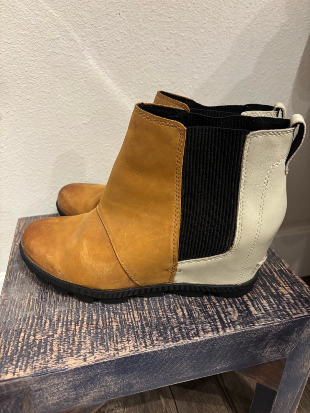 Sorel Tan & Cream Chelsea slip on Boots